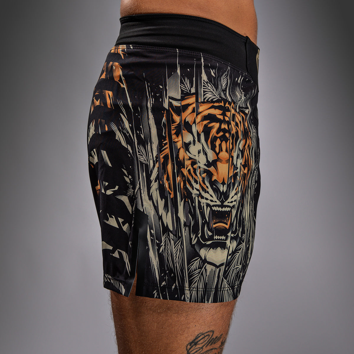 Short de Combat Venum Tiger pour Hommes - Noir/Orange Néon - product-type_Shorts de MMA