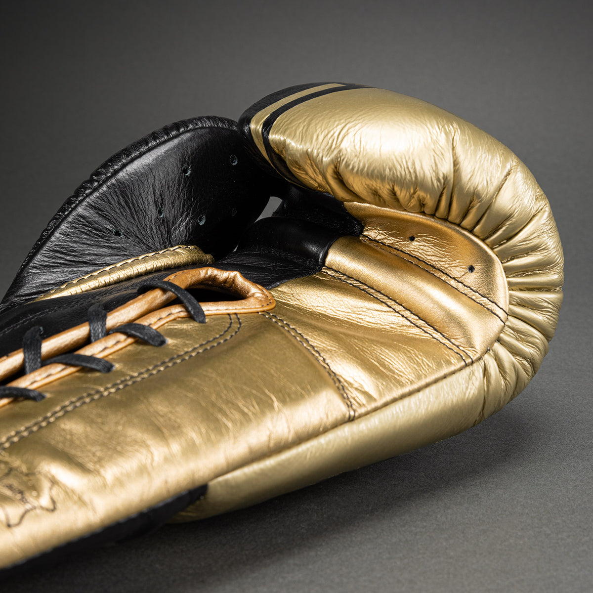 Gants de boxe pro Venum Shield avec Lacets - Noir/Or - product-type_Gants de boxe