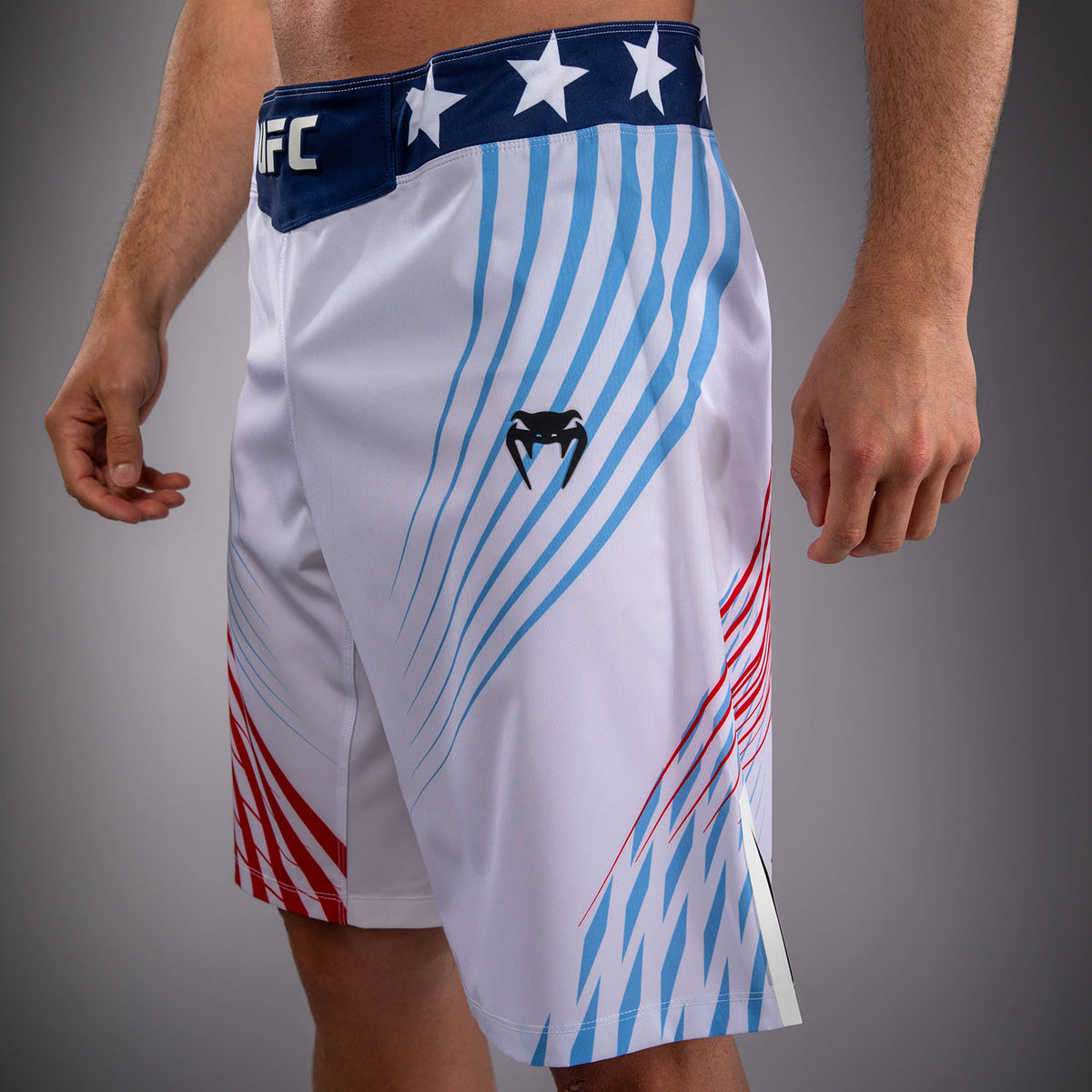 Official UFC Freedom 250 by Venum Authentic Fight Night Short de combat coupe longue pour homme - Blanc - product-type_Shorts de MMA