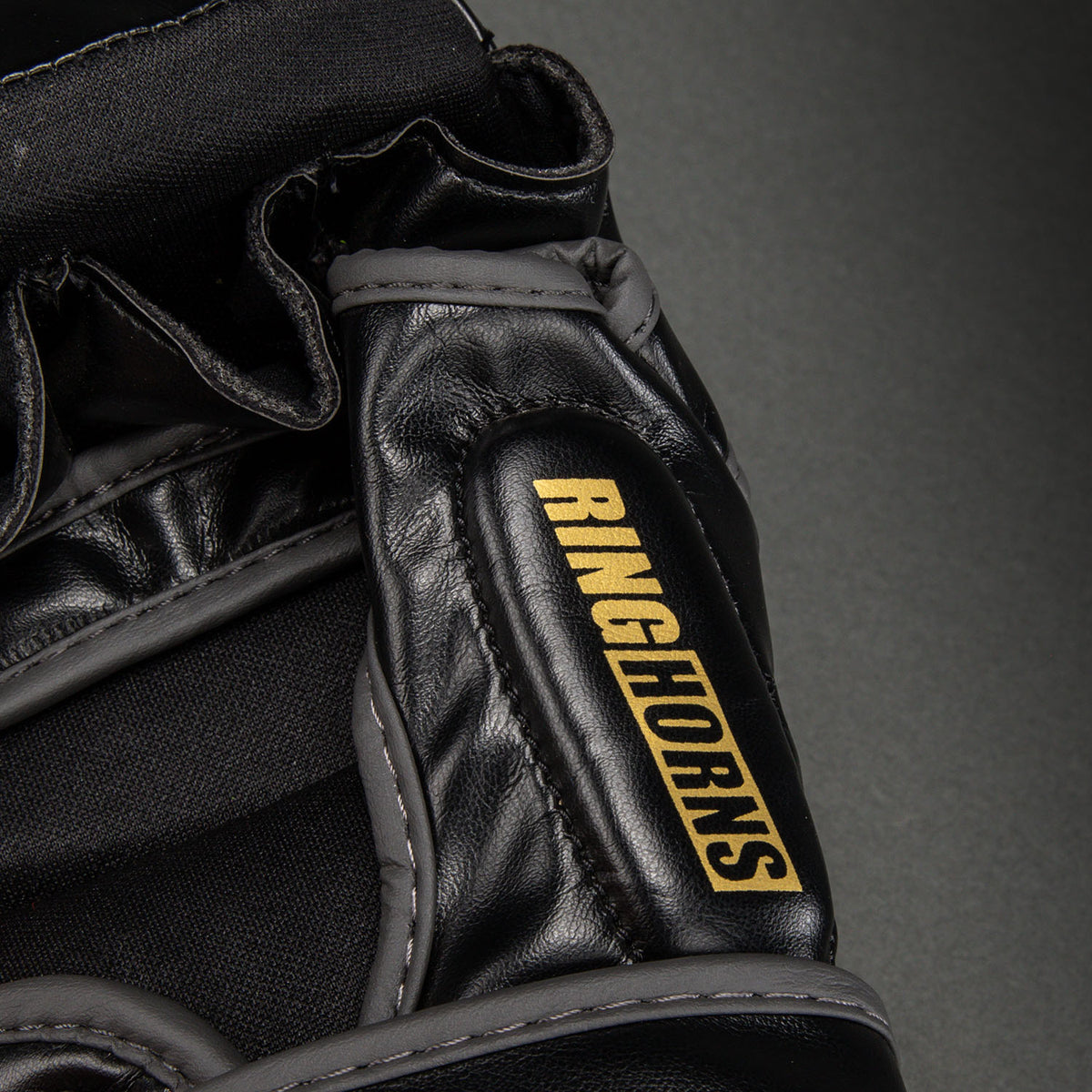 Gants de sparring MMA Ringhorns Charger by Venum - Noir/Or - product-type_Gants de Sparring