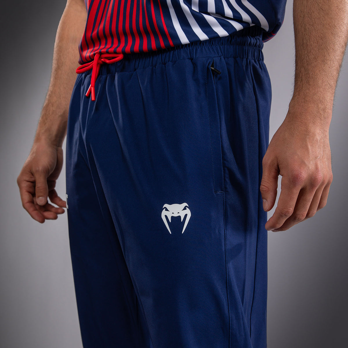 Official UFC Freedom 250 by Venum Authentic Fight Night Pantalon Walkout pour homme - Bleu - product-type_Pantalons de jogging