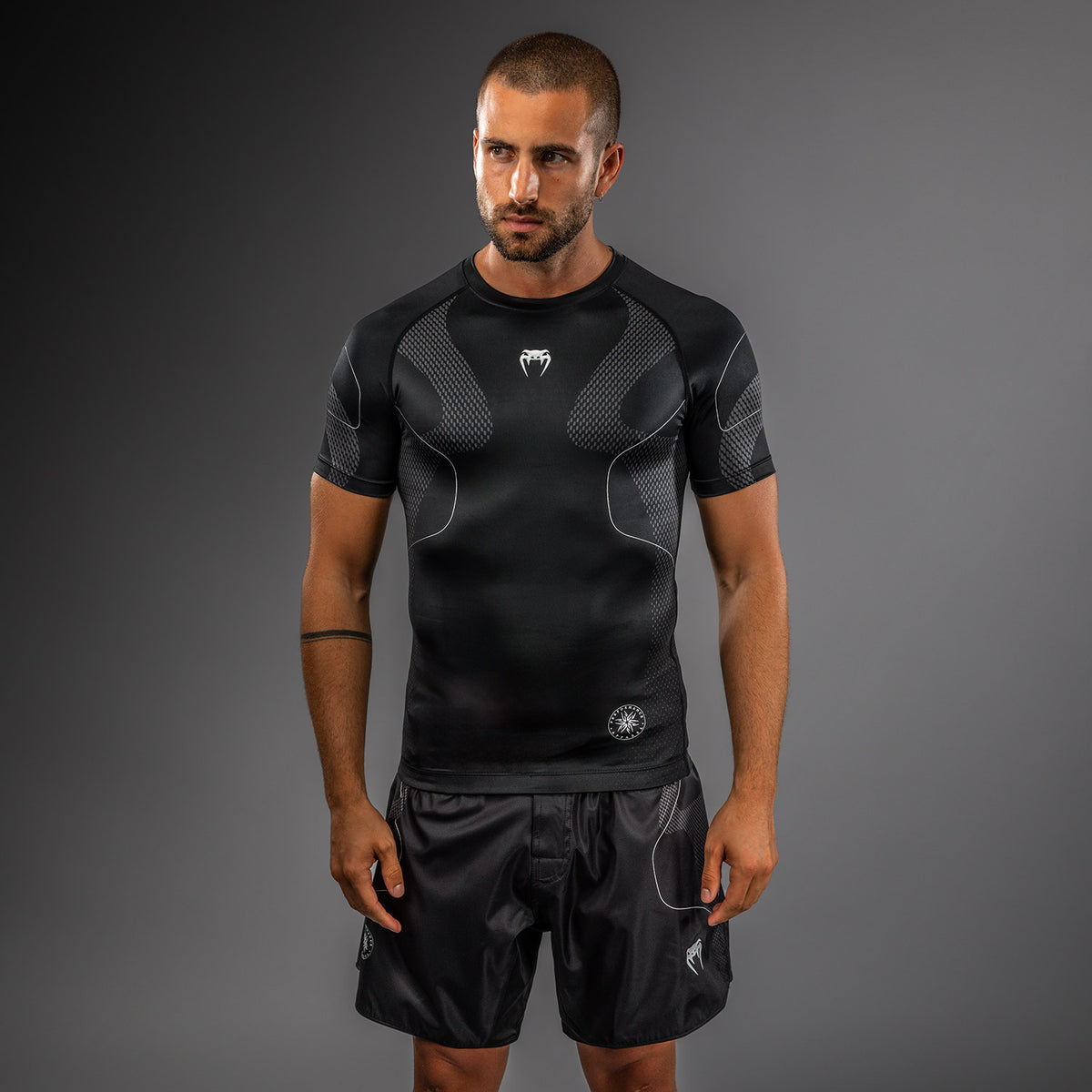 Rashguard Manches Courtes Venum Nexus – Noir/Argent - product-type_T-Shirts de Compression
