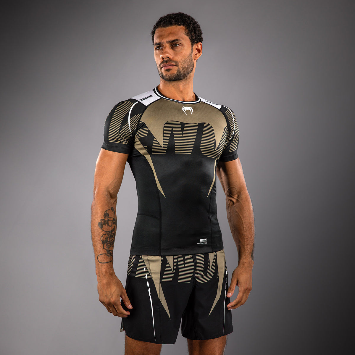 Rashguard Manches Courtes Venum Adrenaline – Noir/Sable - product-type_T-Shirts de Compression