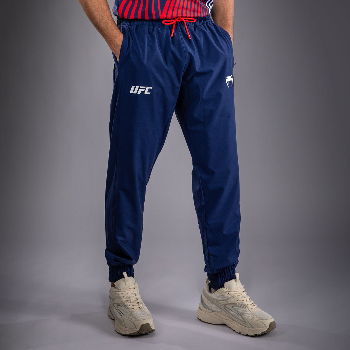 Official UFC Freedom 250 by Venum Authentic Fight Night Pantalon Walkout pour homme - Bleu - product-type_Pantalons de jogging