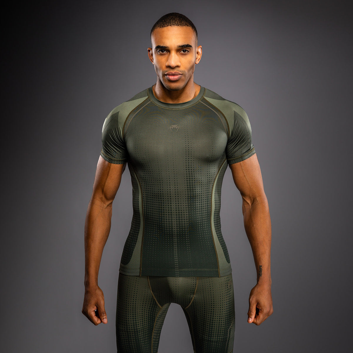 Rashguard à Manches Courtes Venum Stealth – Kaki/Vert Foncé - product-type_T-Shirts de Compression