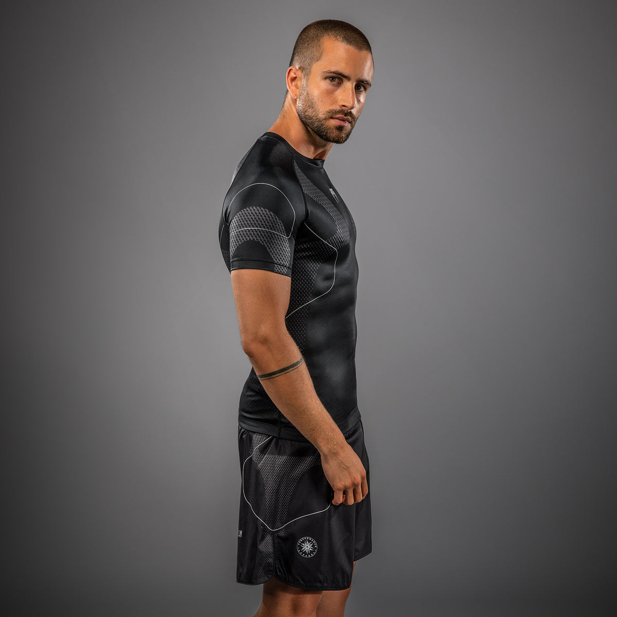 Rashguard Manches Courtes Venum Nexus – Noir/Argent - product-type_T-Shirts de Compression