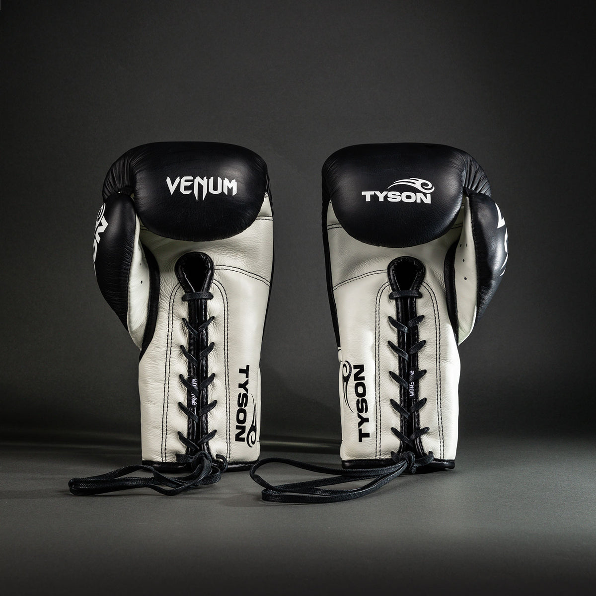 Gants de Boxe Pro Venum Giant 2.0 Mike Tyson avec Lacets - Noir Profond/Blanc Optique - product-type_Gants de boxe