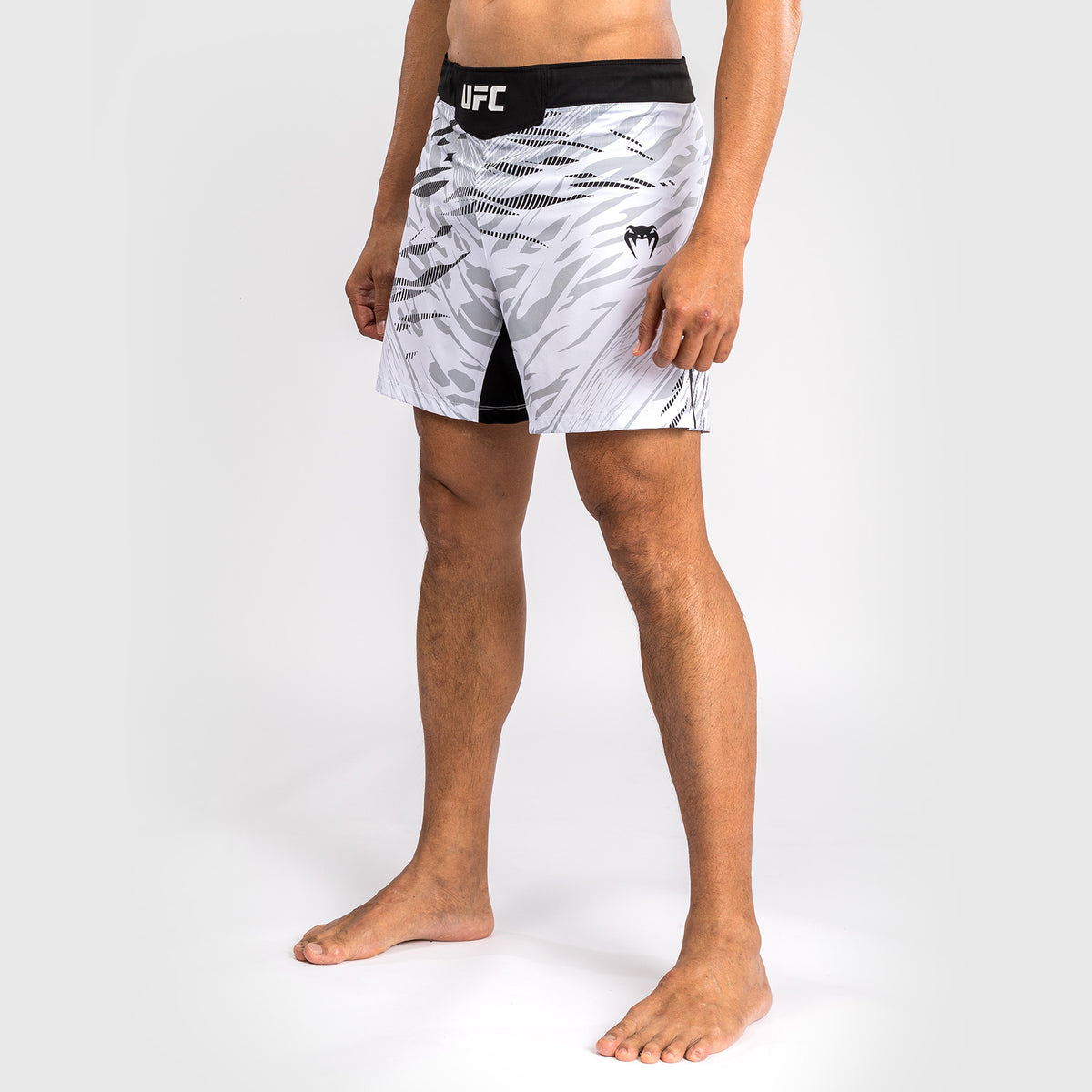 Shorts de Combat pour Hommes UFC Fusion by Venum Personnalisé Authentic Fight Night - Coupe Courte - Blanc - product-type_Shorts de MMA