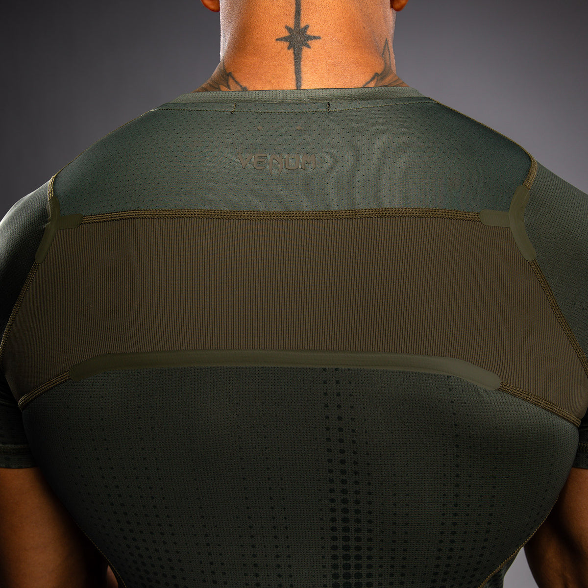 Rashguard à Manches Courtes Venum Stealth – Kaki/Vert Foncé - product-type_T-Shirts de Compression