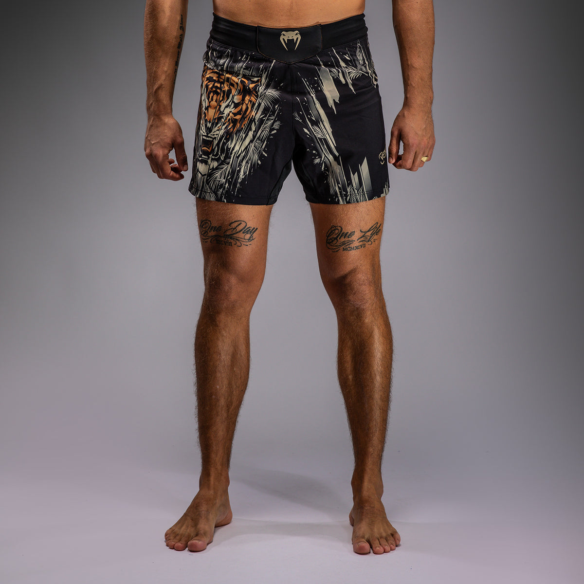 Short de Combat Venum Tiger pour Hommes - Noir/Orange Néon - product-type_Shorts de MMA