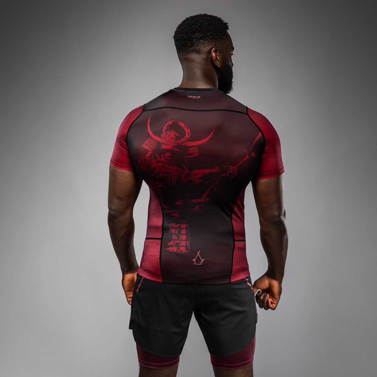 Rashguard à manches courtes pour Hommes Homme Venum x Assassin’s Creed Shadows - Bordeaux/Noir - product-type_T-Shirts de Compression