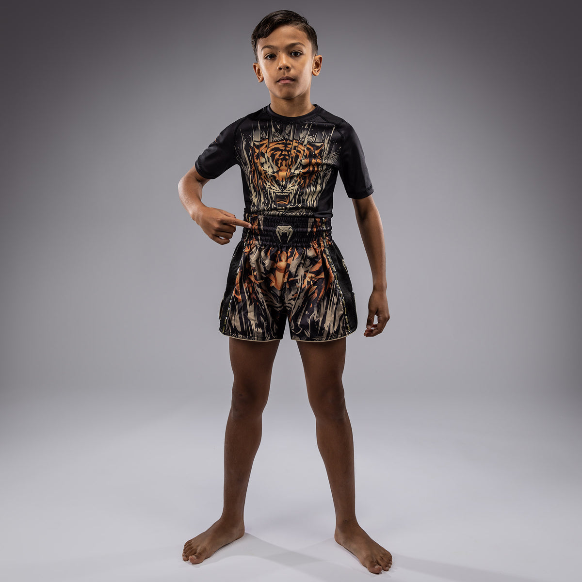 Short Muay Thai Venum Tiger pour Enfants - Noir/Orange Néon - product-type_Shorts de Muay Thai