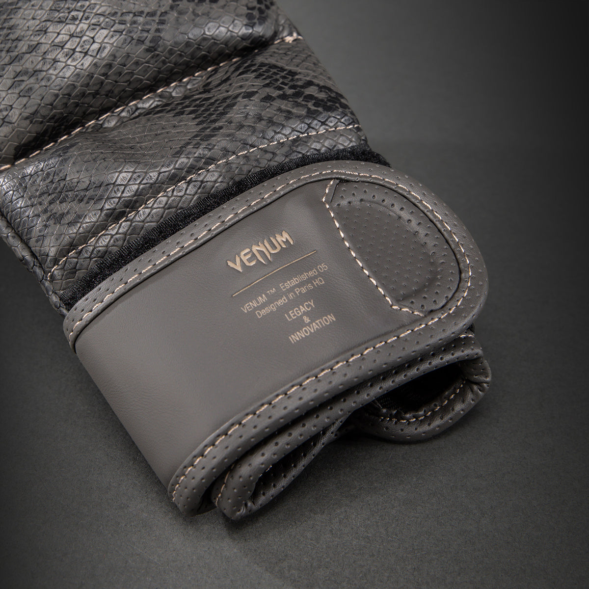 Gants de sparring MMA Venum Impact Evo Scales - Gris foncé - product-type_Gants de Sparring