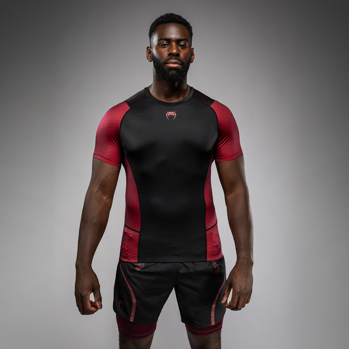 Rashguard à manches courtes pour Hommes Homme Venum x Assassin’s Creed Shadows - Bordeaux/Noir - product-type_T-Shirts de Compression