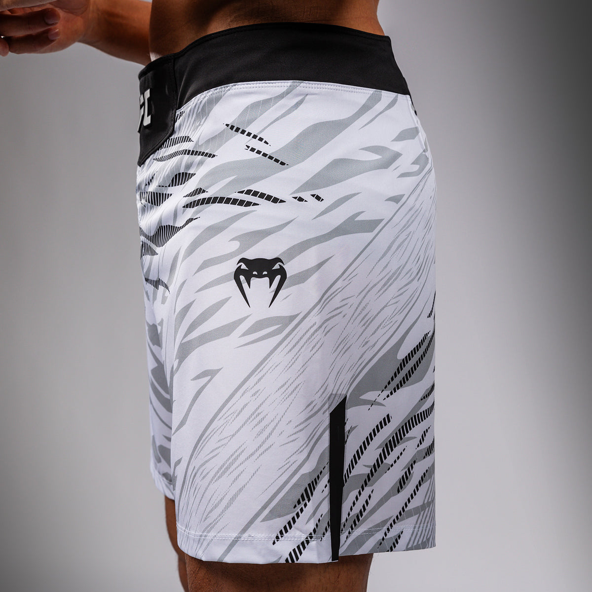 Shorts de Combat pour Hommes UFC Fusion by Venum Authentic Fight Night - Coupe Courte - Blanc - product-type_Shorts de MMA