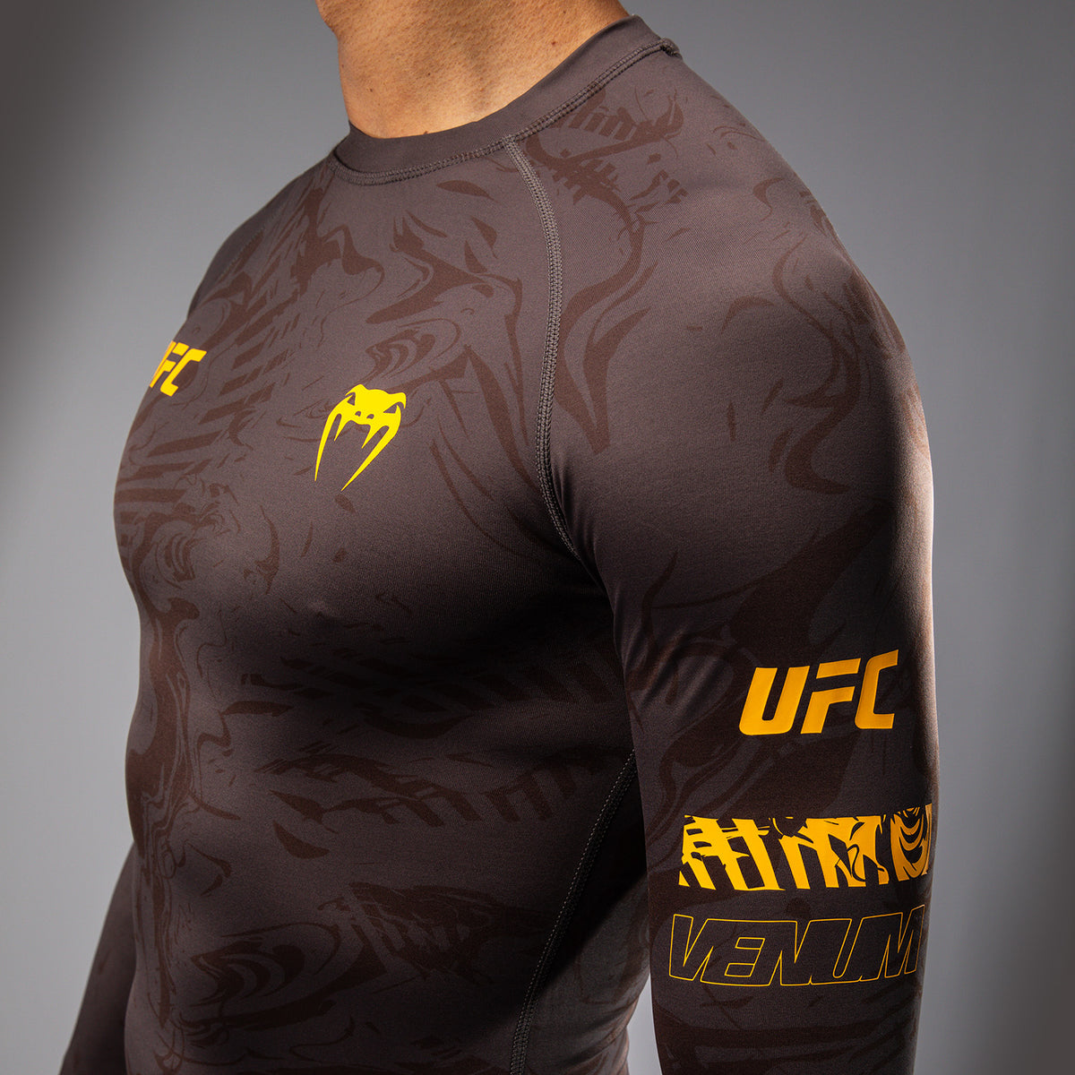 Rashguard Performance à Manches Longues pour Hommes UFC Fusion by Venum Fight Week - Marron Terrestre - product-type_T-Shirts de Compression