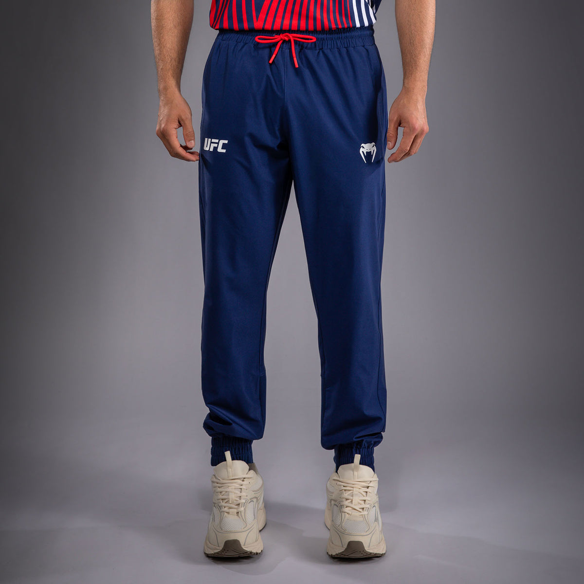 Official UFC Freedom 250 by Venum Authentic Fight Night Pantalon Walkout pour homme - Bleu - product-type_Pantalons de jogging