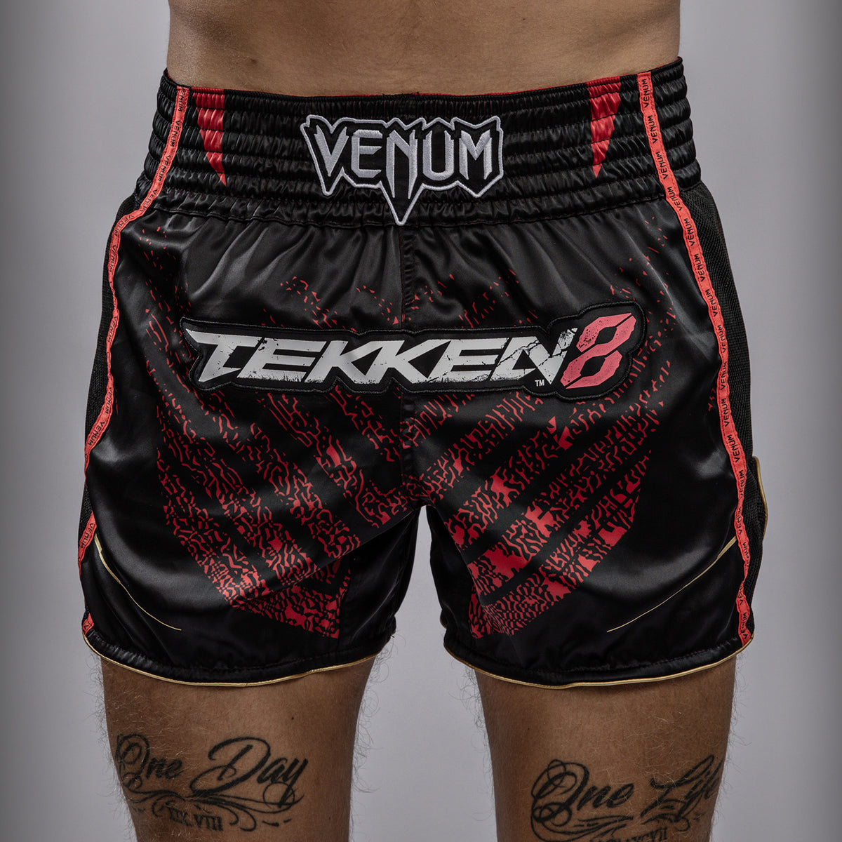 Short de Muay Thai Venum x TEKKEN 8 - Marshall Law - Noir/Rouge/Or - product-type_Shorts de Muay Thai