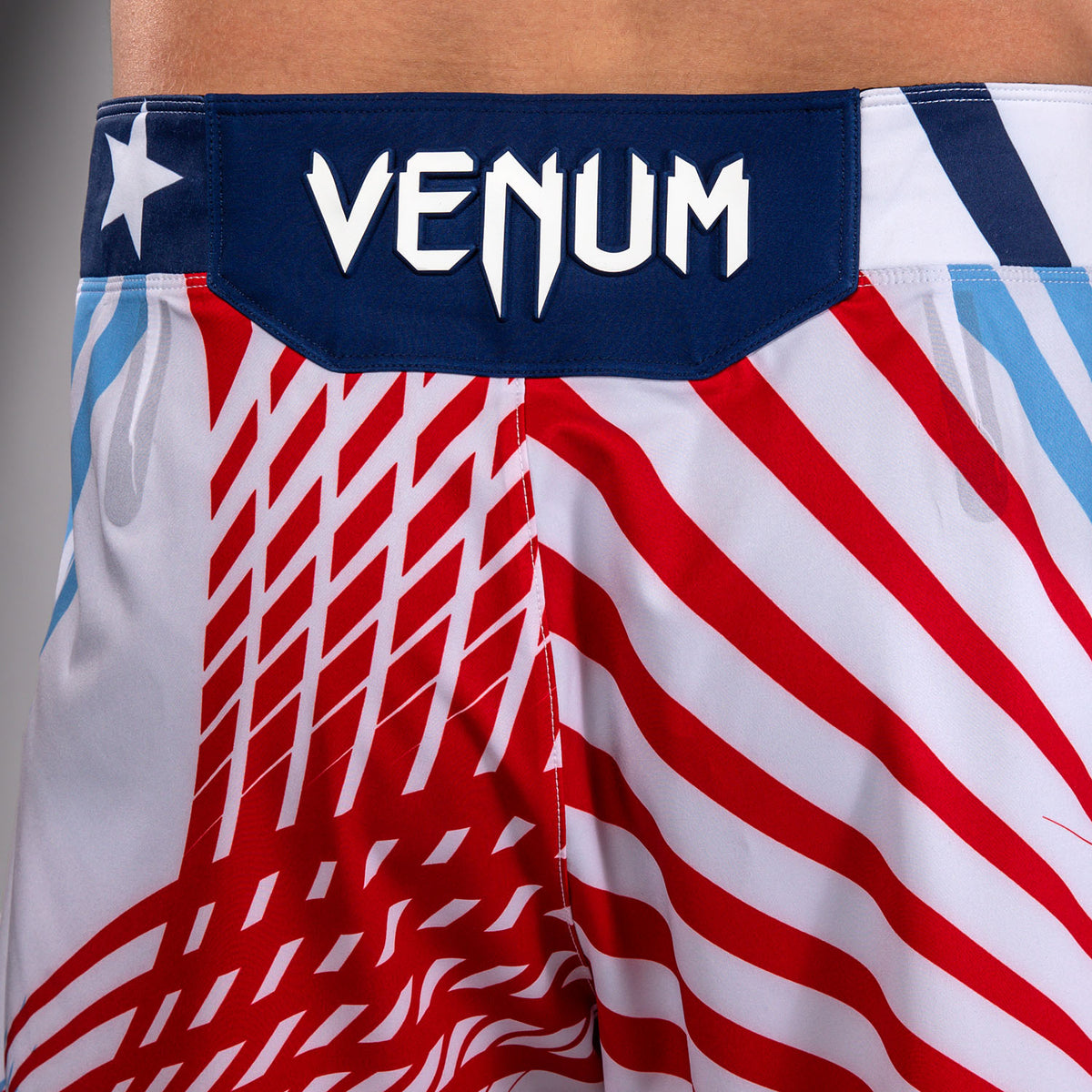 UFC Freedom 250 by Venum Authentic Fight Night Short de combat Personnalisé coupe longue pour homme - Blanc - product-type_Shorts de MMA