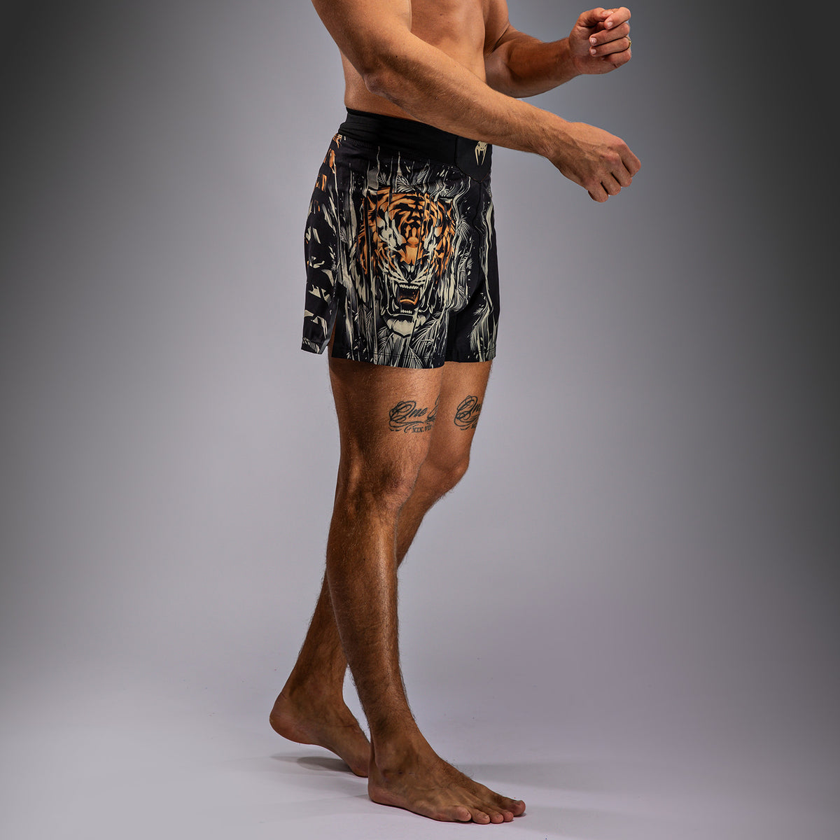 Short de Combat Venum Tiger pour Hommes - Noir/Orange Néon - product-type_Shorts de MMA