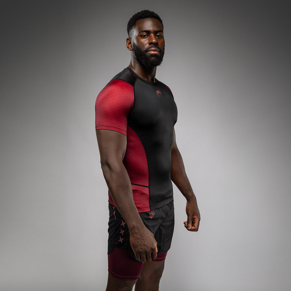 Rashguard à manches courtes pour Hommes Homme Venum x Assassin’s Creed Shadows - Bordeaux/Noir - product-type_T-Shirts de Compression