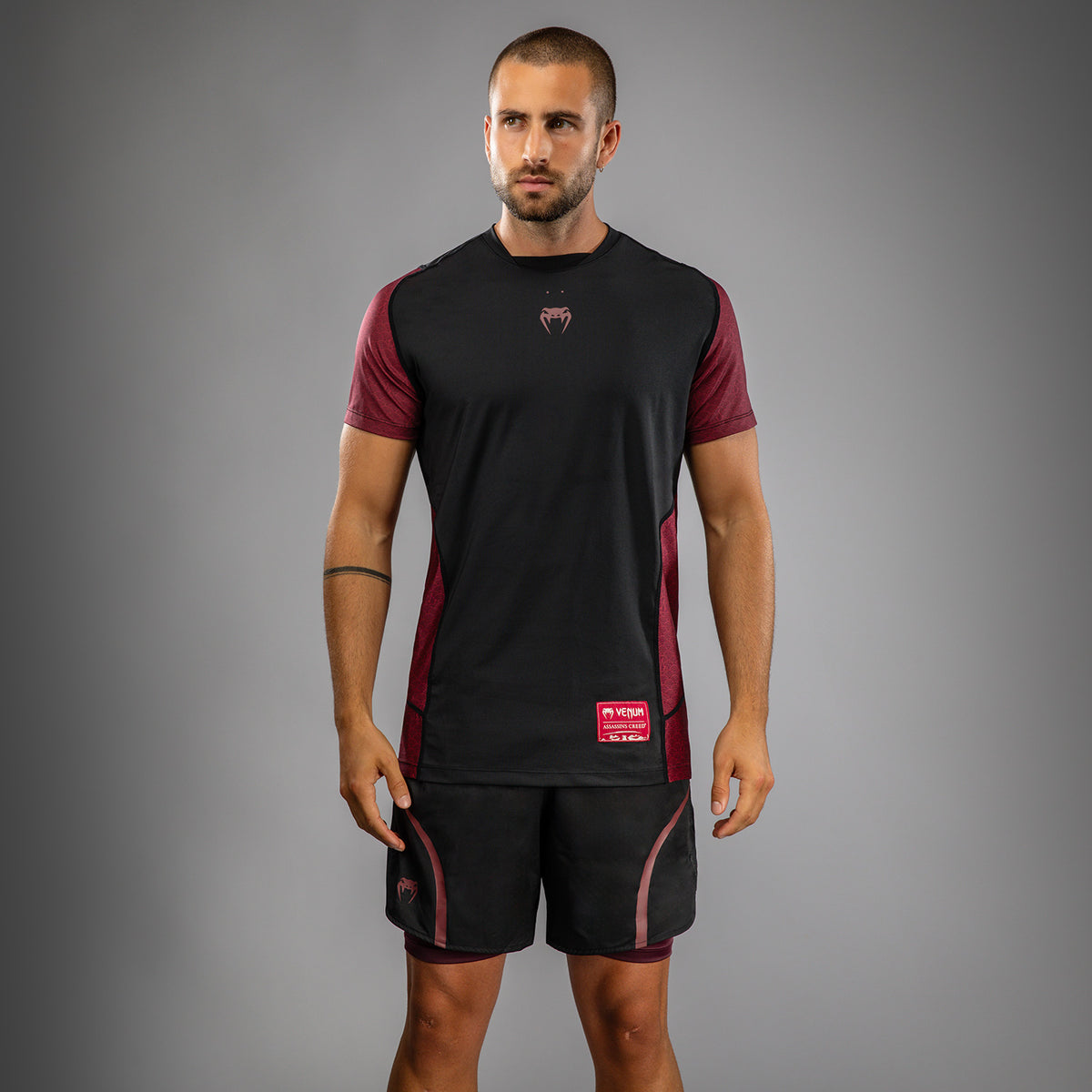 T-shirt Dry-Tech pour Hommes Venum x Assassin’s Creed Shadows - Bordeaux/Noir - product-type_T-Shirts Dry Tech