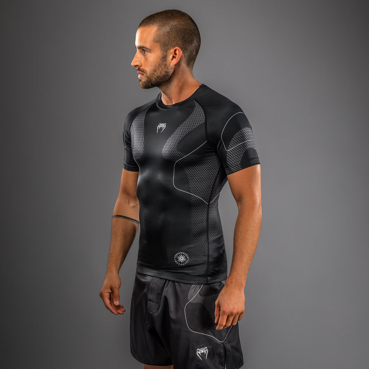 Rashguard Manches Courtes Venum Nexus – Noir/Argent - product-type_T-Shirts de Compression