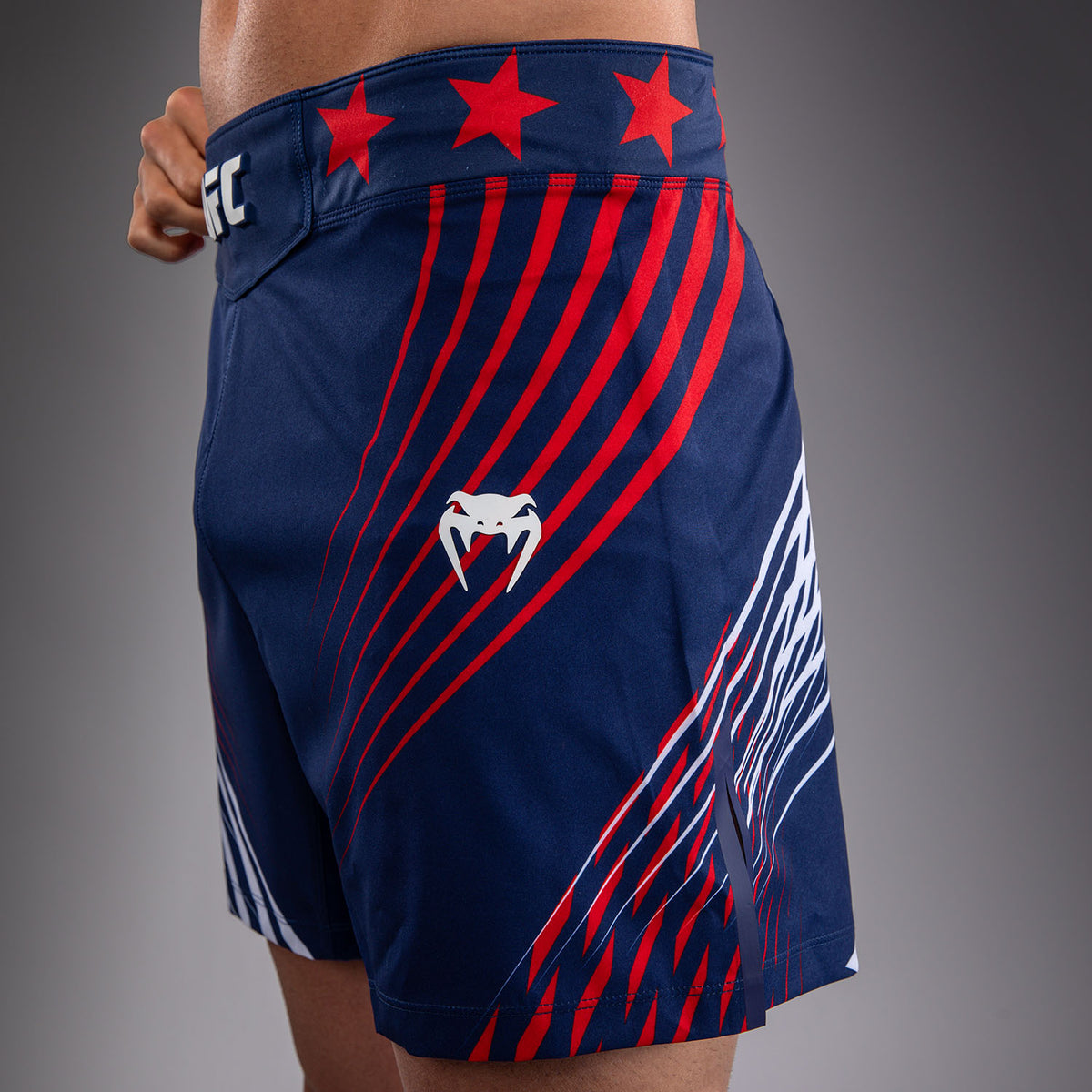 Official UFC Freedom 250 by Venum Authentic Fight Night Short de combat coupe courte pour homme - Bleu - product-type_Shorts de MMA
