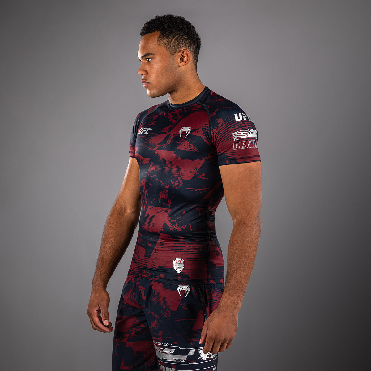 Rashguard manches courtes Performance Homme UFC Zenith by Venum Authentic Fight Week - Bleu marine/Bordeaux/Argent - product-type_T-Shirts de Compression