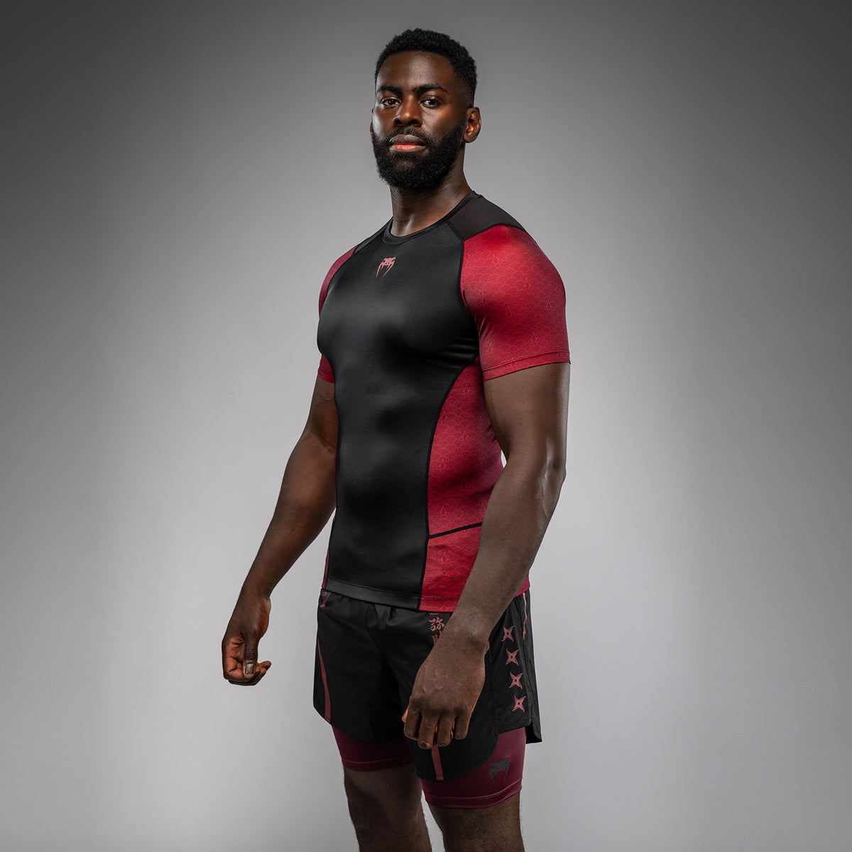 Rashguard à manches courtes pour Hommes Homme Venum x Assassin’s Creed Shadows - Bordeaux/Noir - product-type_T-Shirts de Compression