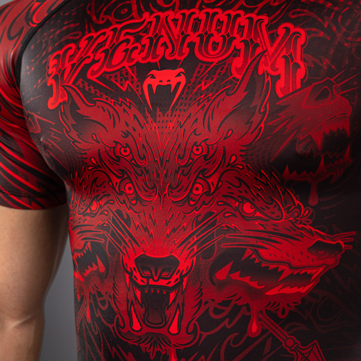 Rashguard à Manches Courtes Venum Wolf Atak – Noir/Rouge - product-type_T-Shirts de Compression