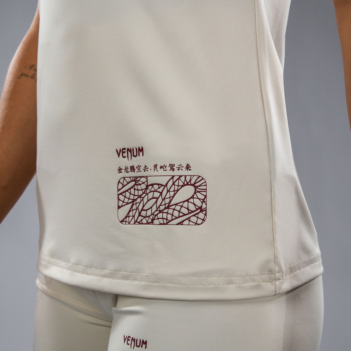 T-shirt Dry-Tech pour Femmes Venum Serpenti – Ivoire/Bordeaux - product-type_T-Shirts Dry Tech