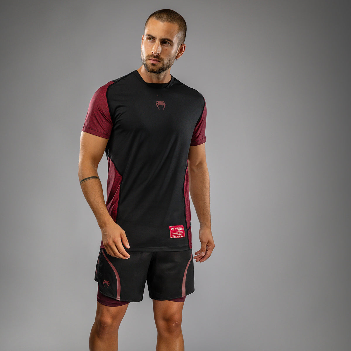 T-shirt Dry-Tech pour Hommes Venum x Assassin’s Creed Shadows - Bordeaux/Noir - product-type_T-Shirts Dry Tech