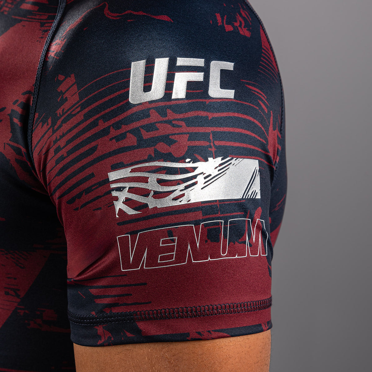 Rashguard manches courtes Performance Homme UFC Zenith by Venum Authentic Fight Week - Bleu marine/Bordeaux/Argent - product-type_T-Shirts de Compression