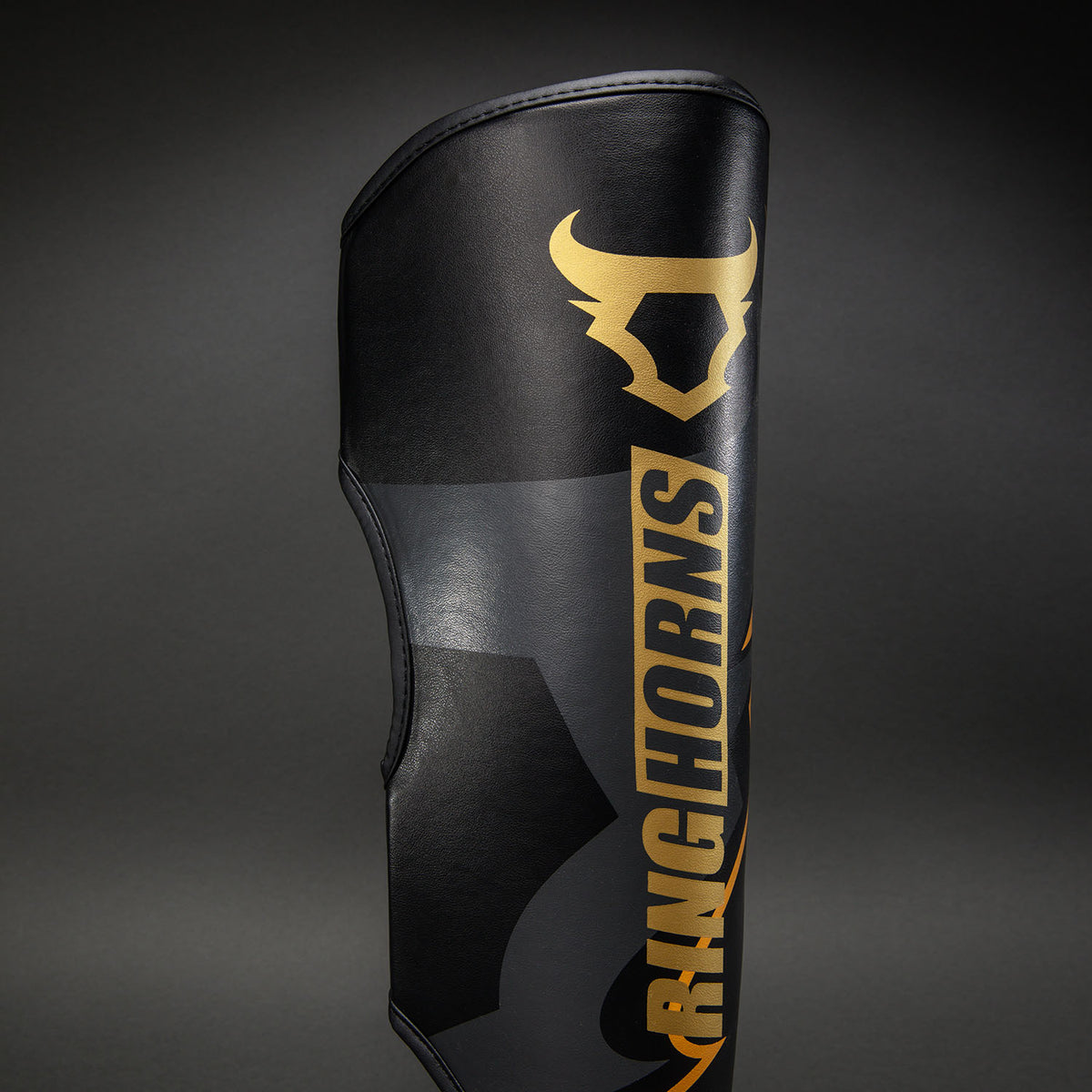 Protège-tibias Ringhorns Charger by Venum – Noir/Or - product-type_Protège-tibias
