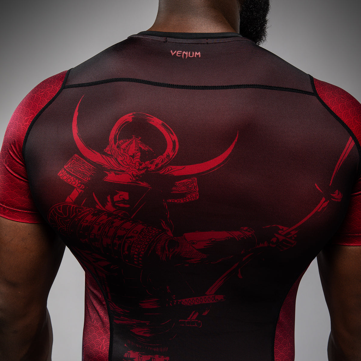 Rashguard à manches courtes pour Hommes Homme Venum x Assassin’s Creed Shadows - Bordeaux/Noir - product-type_T-Shirts de Compression