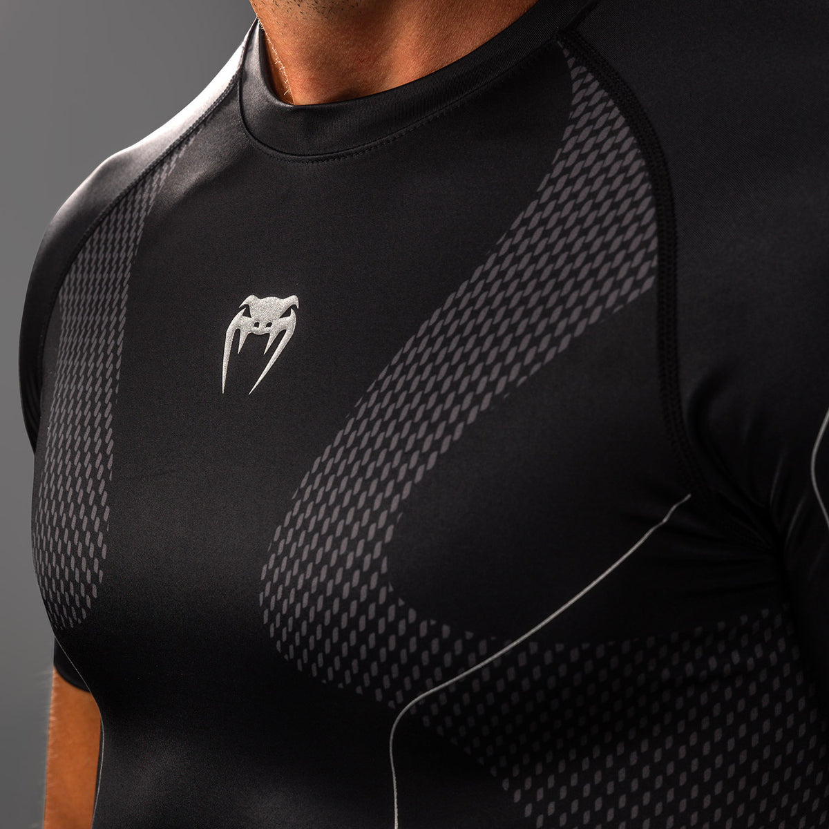 Rashguard Manches Courtes Venum Nexus – Noir/Argent - product-type_T-Shirts de Compression