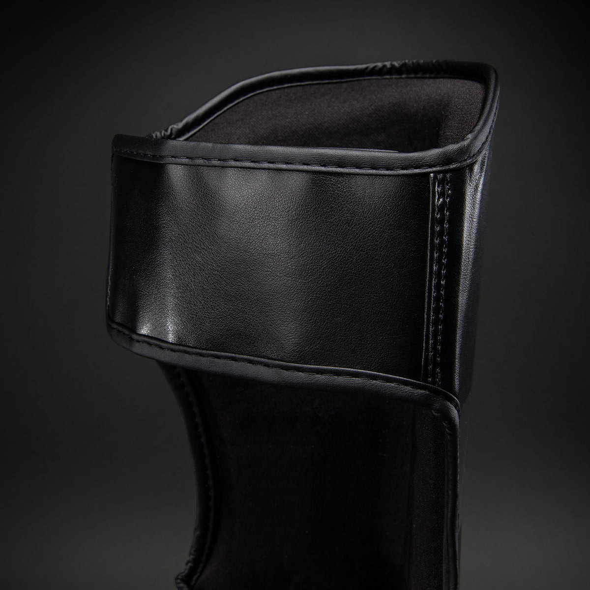 Protège-tibias Ringhorns Charger by Venum – Noir/Or - product-type_Protège-tibias