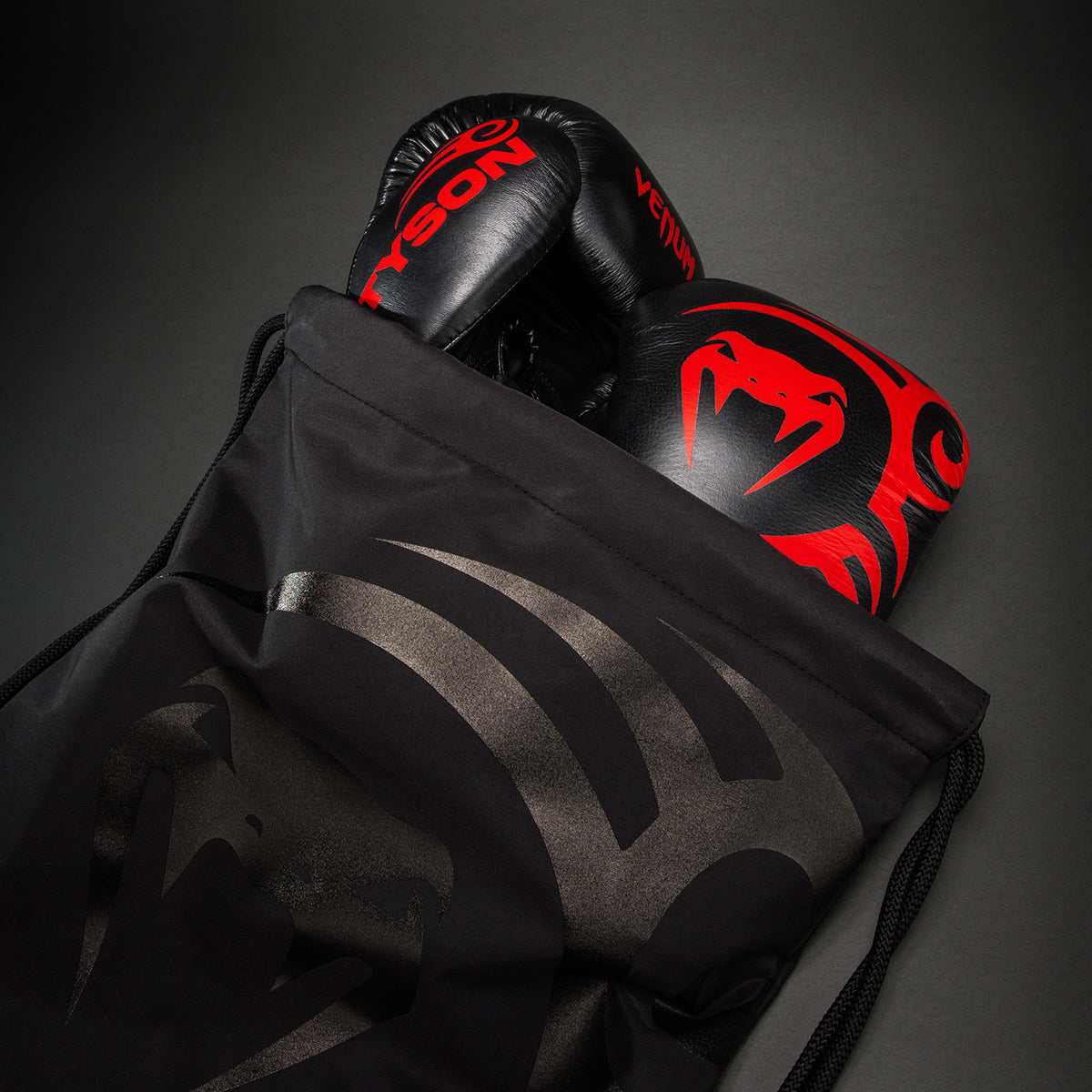 Gants de boxe Venum Giant 2.0 Mike Tyson Pro avec Lacets – Noir/Rouge - Sac inclus -