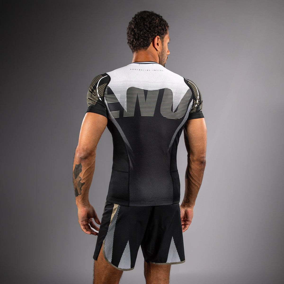 Rashguard Manches Courtes Venum Adrenaline – Noir/Sable - product-type_T-Shirts de Compression
