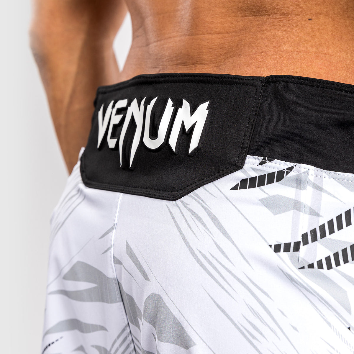 Shorts de Combat pour Hommes UFC Fusion by Venum Personnalisé Authentic Fight Night - Coupe Courte - Blanc - product-type_Shorts de MMA