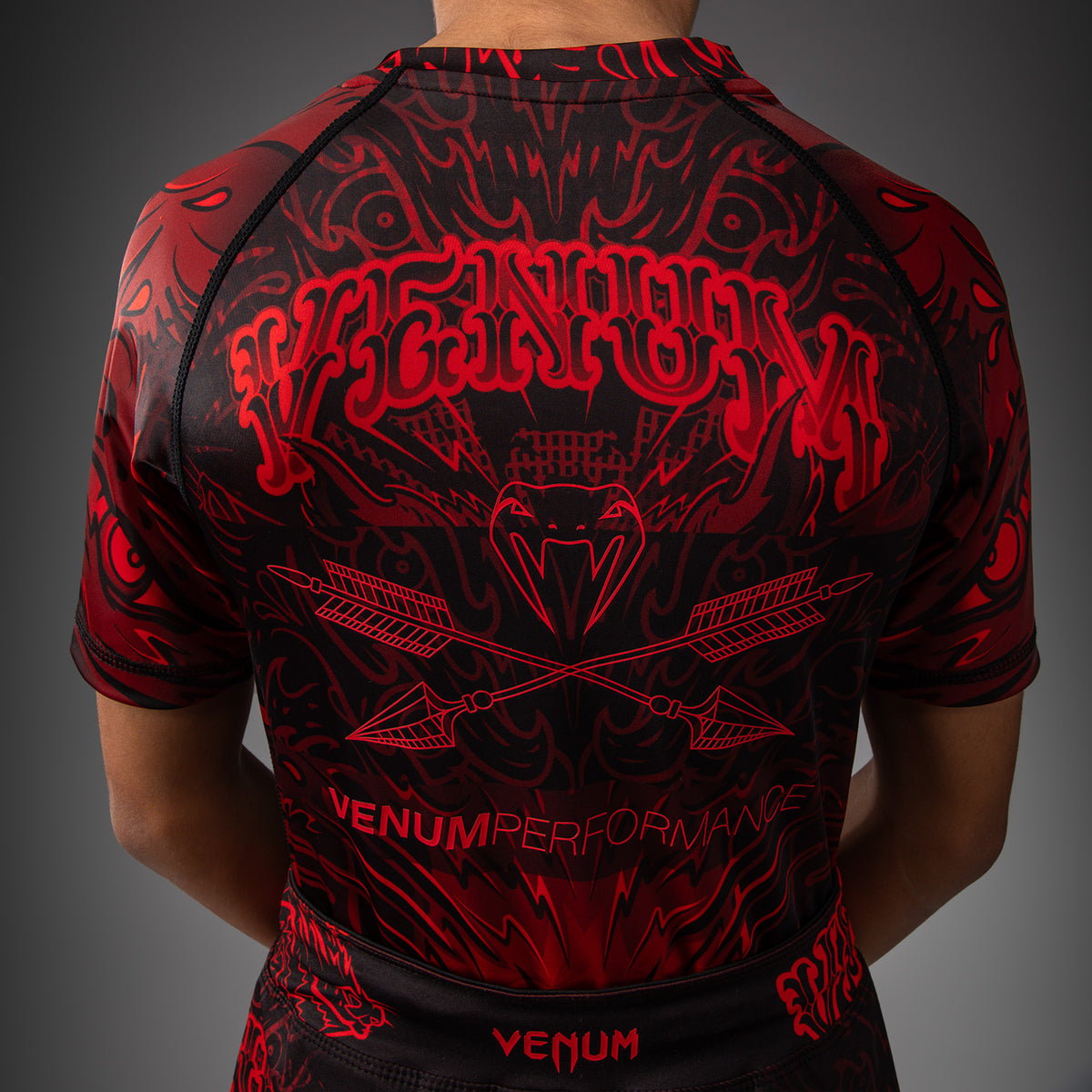 Rashguard à Manches Courtes Pour Enfants Venum Wolf Atak – Noir/Rouge - product-type_T-Shirts de Compression