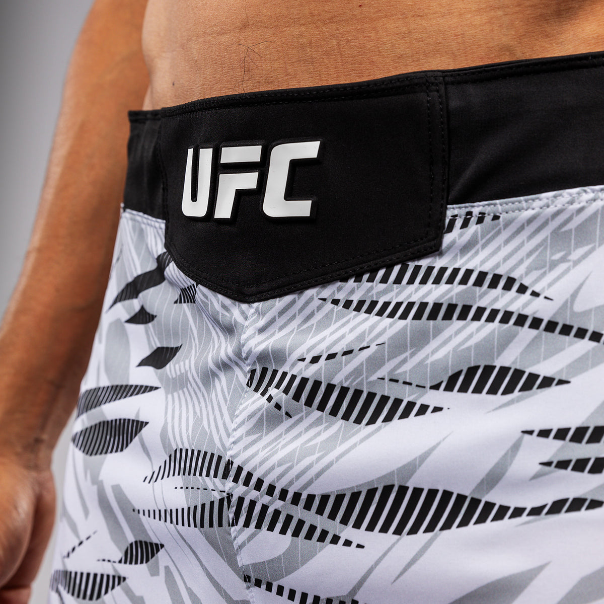 Shorts de Combat pour Hommes UFC Fusion by Venum Authentic Fight Night - Coupe Courte - Blanc - product-type_Shorts de MMA