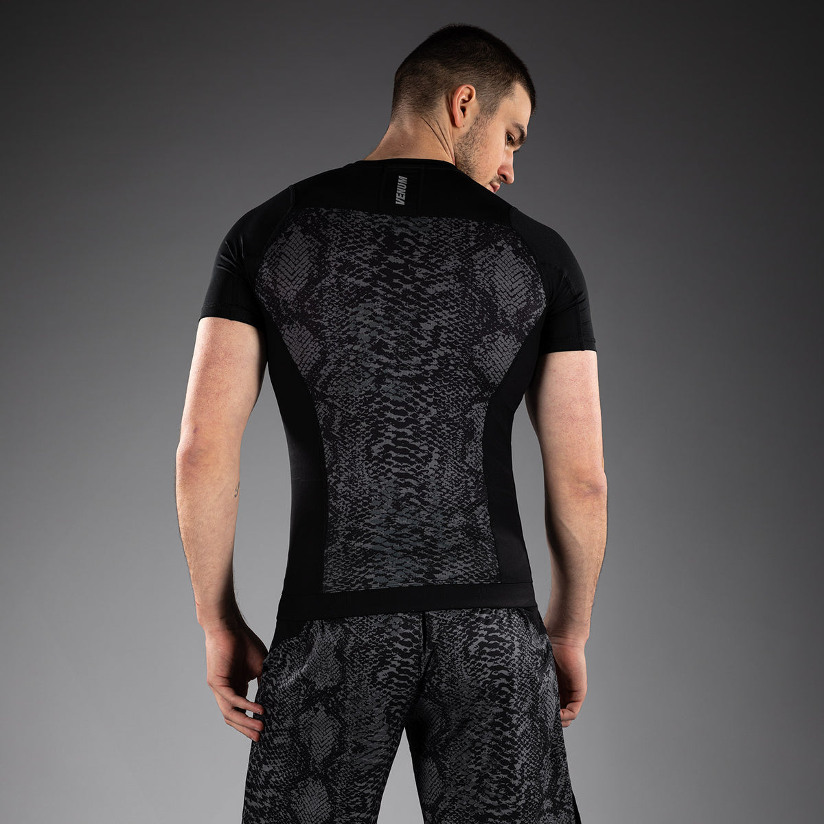 Rashguard à Manches Courtes Venum G-Fit Scales – Noir/Gris Charbon - product-type_T-Shirts de Compression