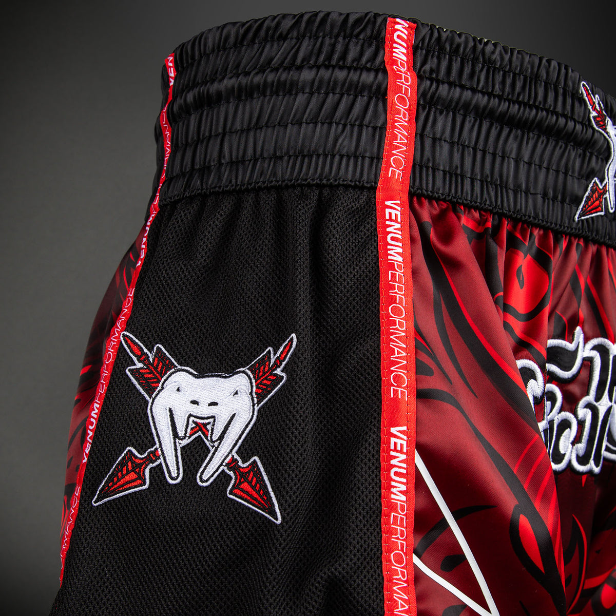 Short de Muay Thaï Venum Wolf Atak – Noir/Rouge - product-type_Shorts de Muay Thai