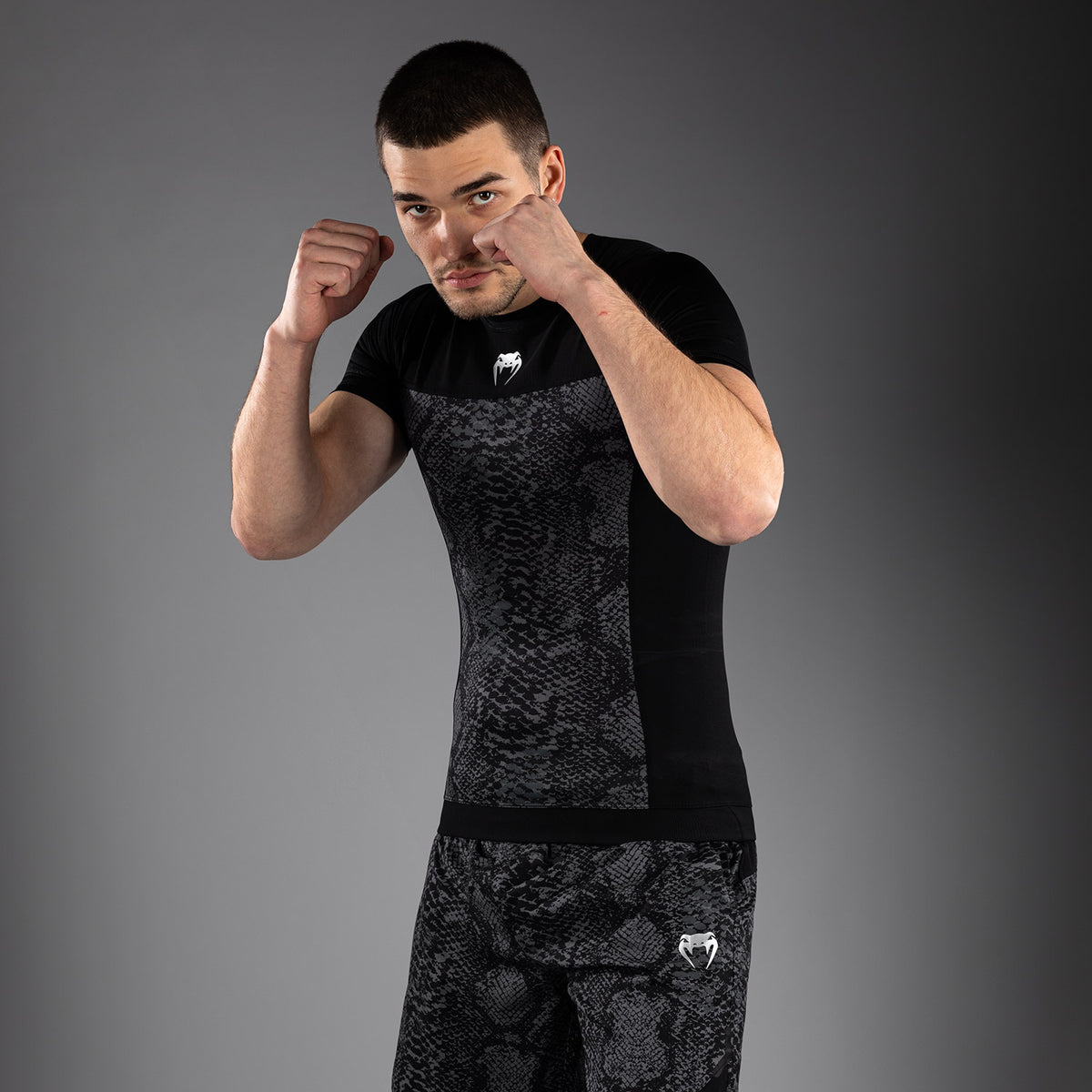 Rashguard à Manches Courtes Venum G-Fit Scales – Noir/Gris Charbon - product-type_T-Shirts de Compression