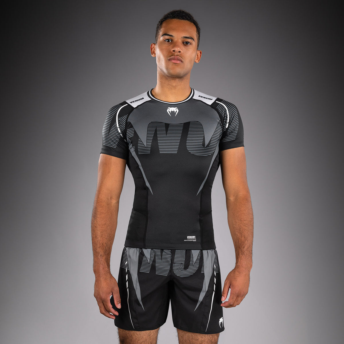 Rashguard Manches Courtes Venum Adrenaline – Noir/Gris Argenté - product-type_T-Shirts de Compression