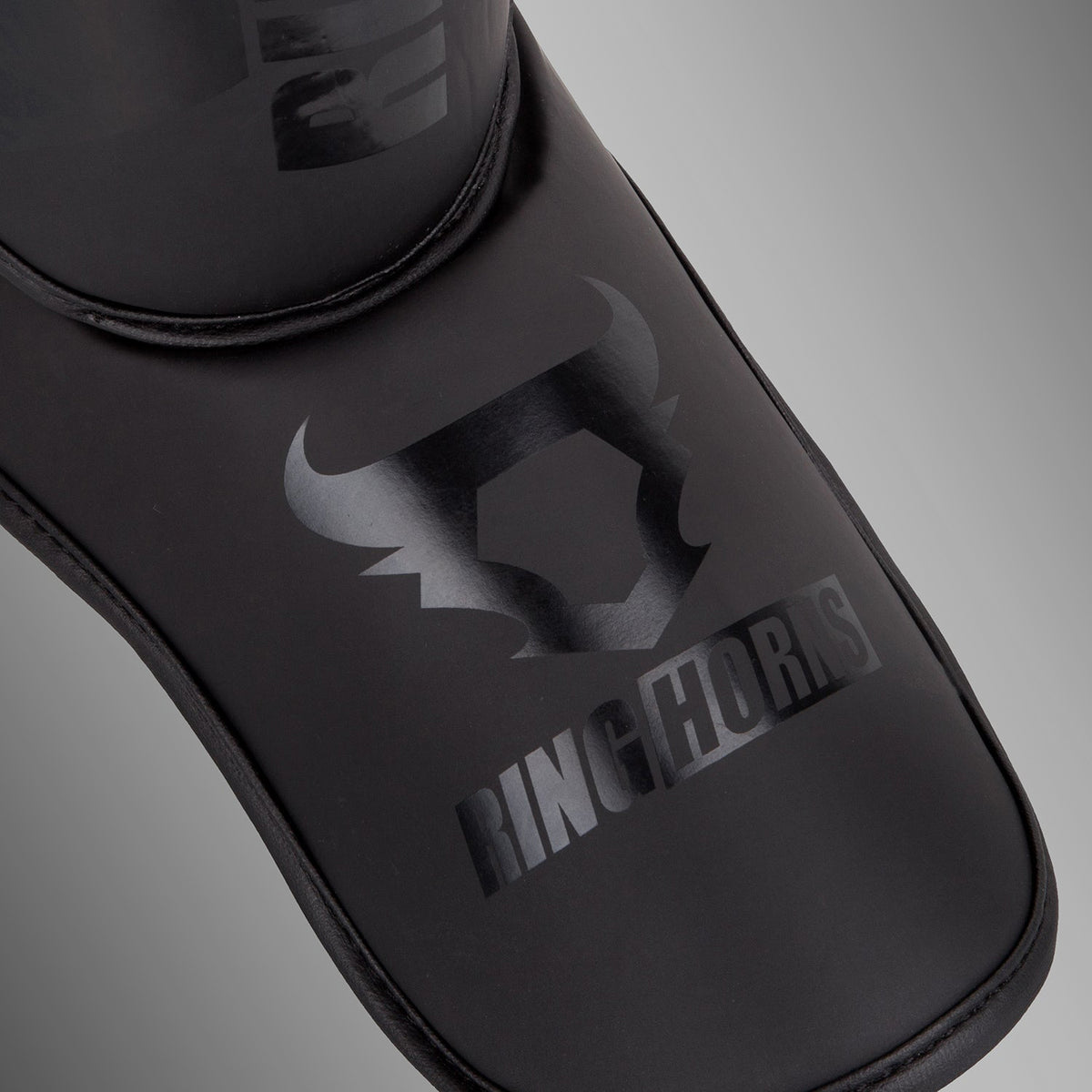 Protège-tibias et pieds Ringhorns Charger by Venum - Noir/Noir - product-type_Protège-tibias
