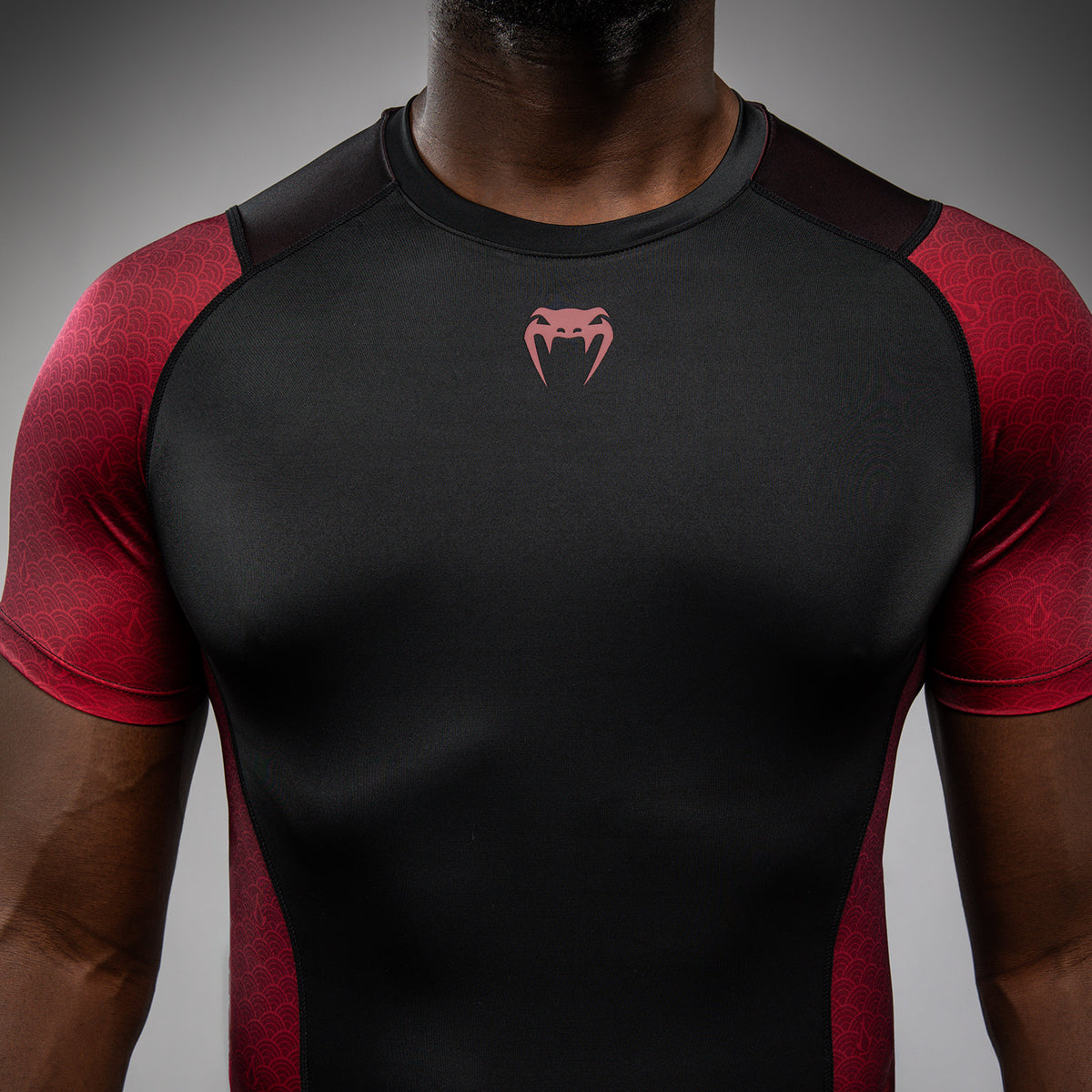 Rashguard à manches courtes pour Hommes Homme Venum x Assassin’s Creed Shadows - Bordeaux/Noir - product-type_T-Shirts de Compression
