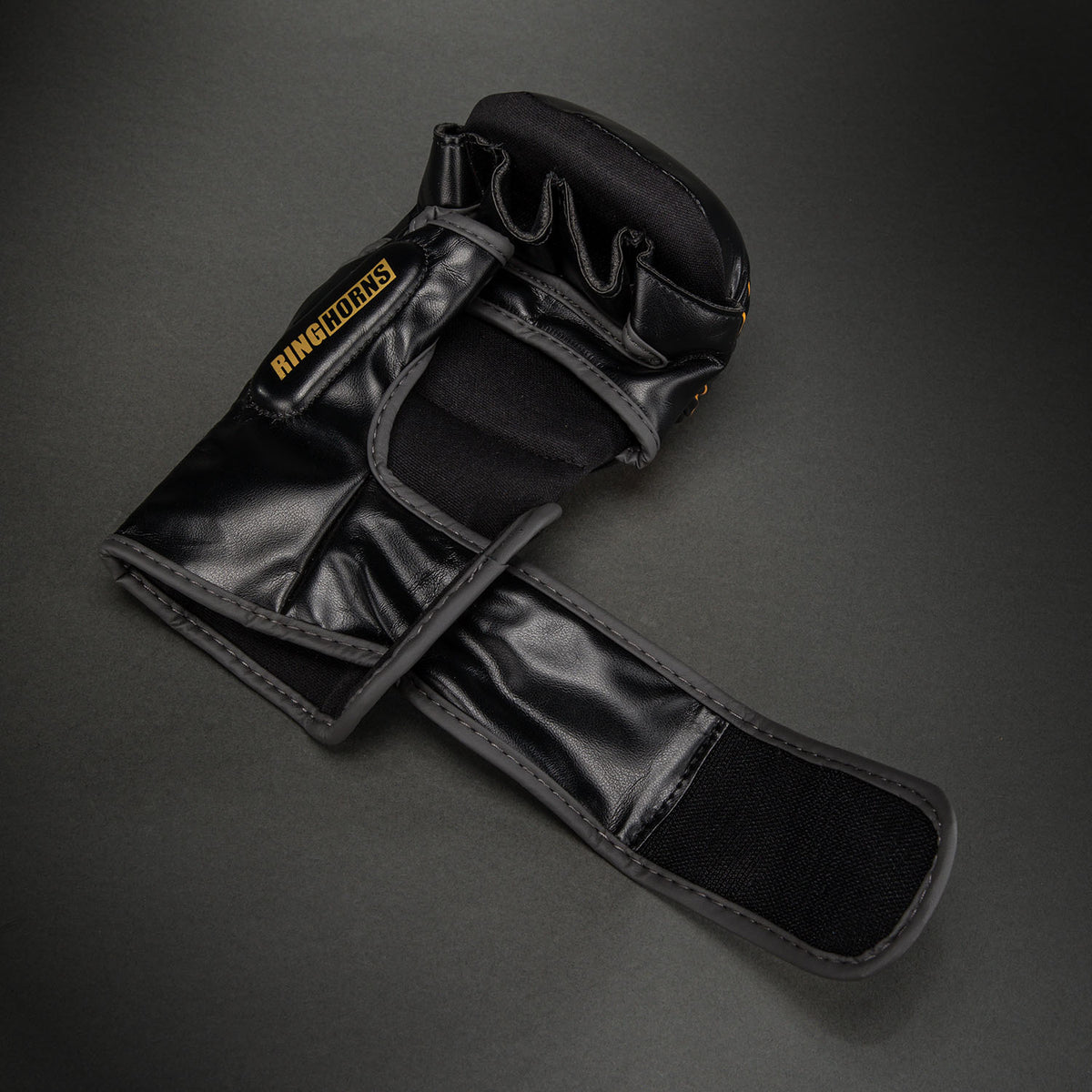 Gants de sparring MMA Ringhorns Charger by Venum - Noir/Or - product-type_Gants de Sparring